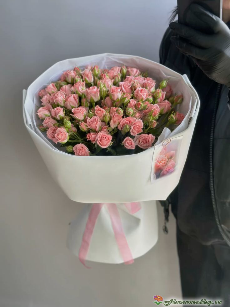 Букет из 15 розовых кустовых роз "Лидия" (Lidia)