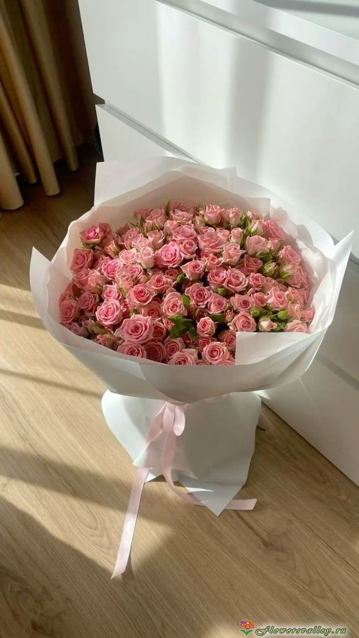 Букет из 15 розовых кустовых роз "Лидия" (Lidia)