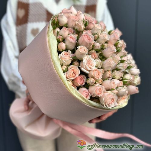 Букет из 25 розовых кустовых роз "Лидия" (Lidia)