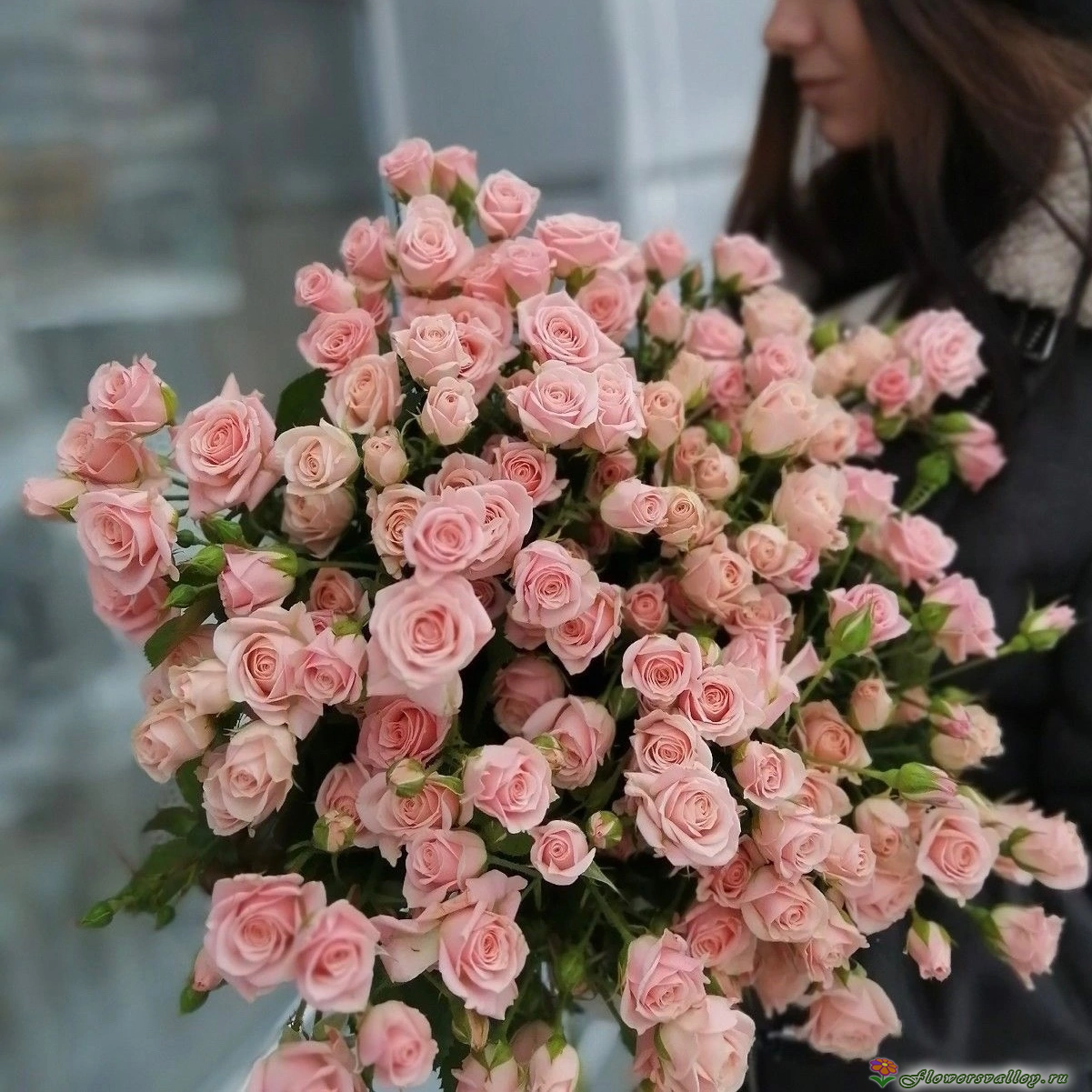 Букет из розовых кустовых роз 