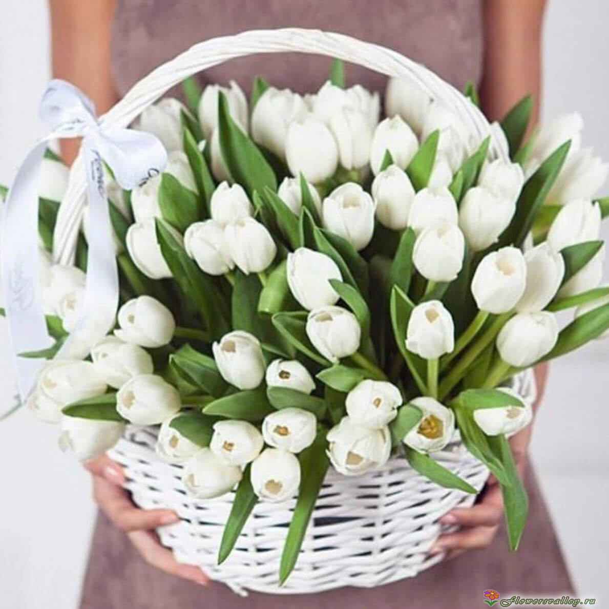 Корзинка 101 белый тюльпан