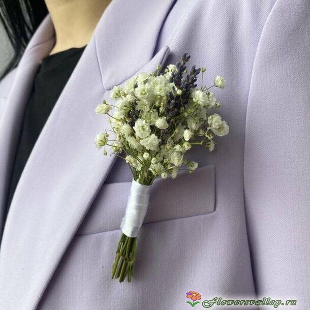 Бутоньерка из гипсофилы и лаванды