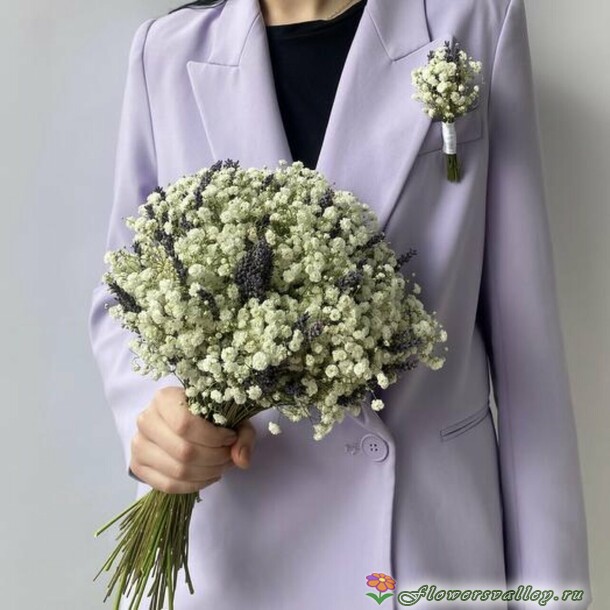Бутоньерка из гипсофилы и лаванды