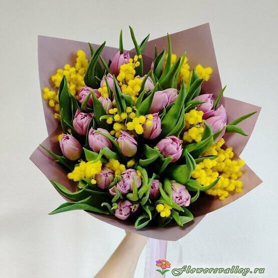 Букет из тюльпанов и мимозы