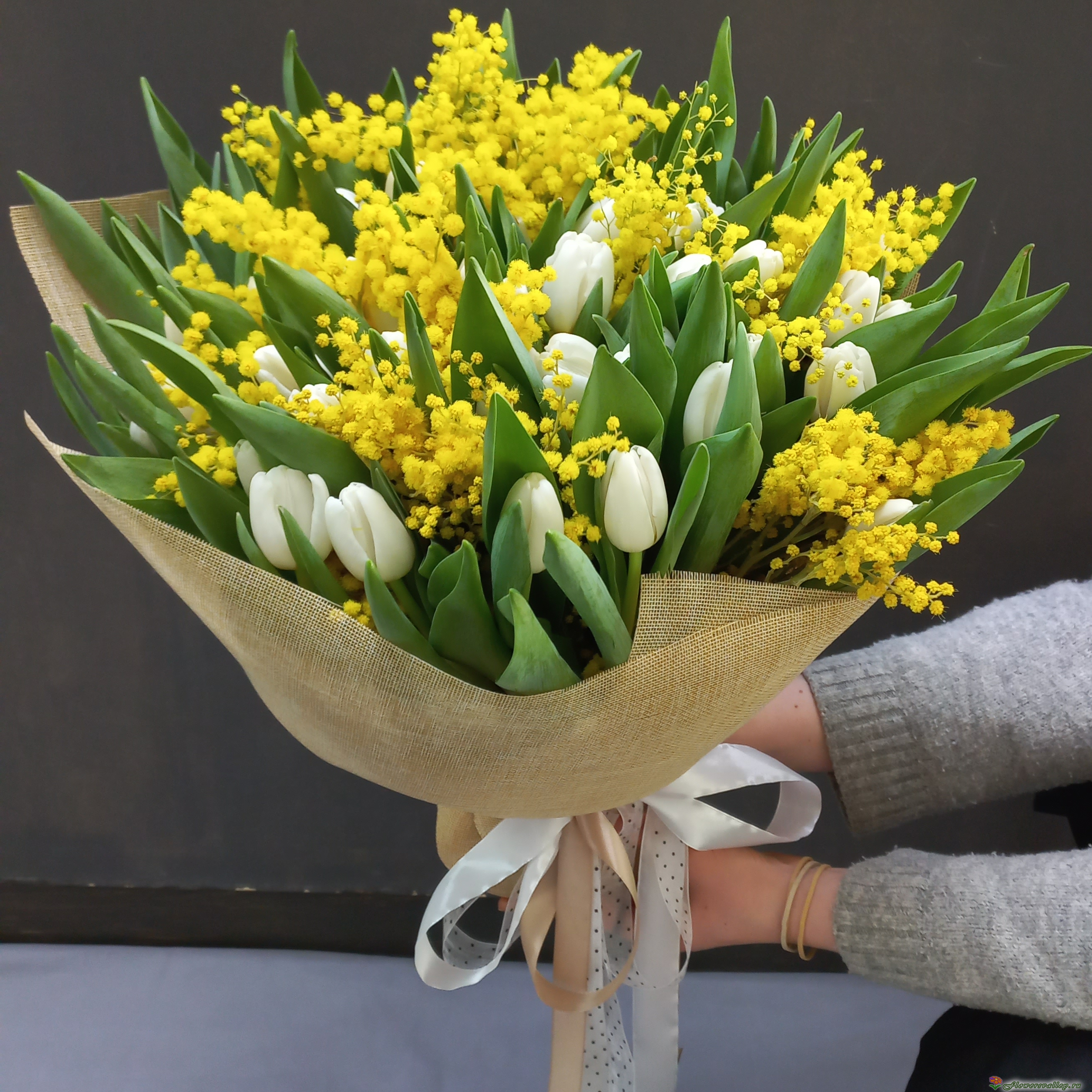 Букет из тюльпанов и мимозы