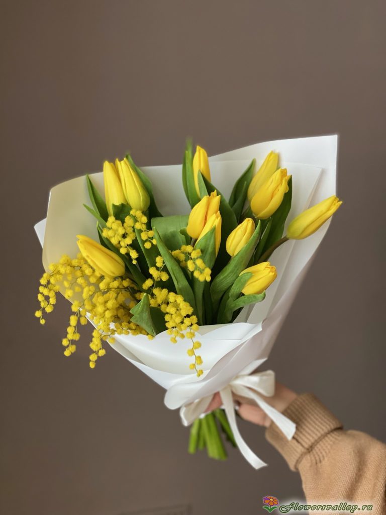 Букет из тюльпанов и мимозы
