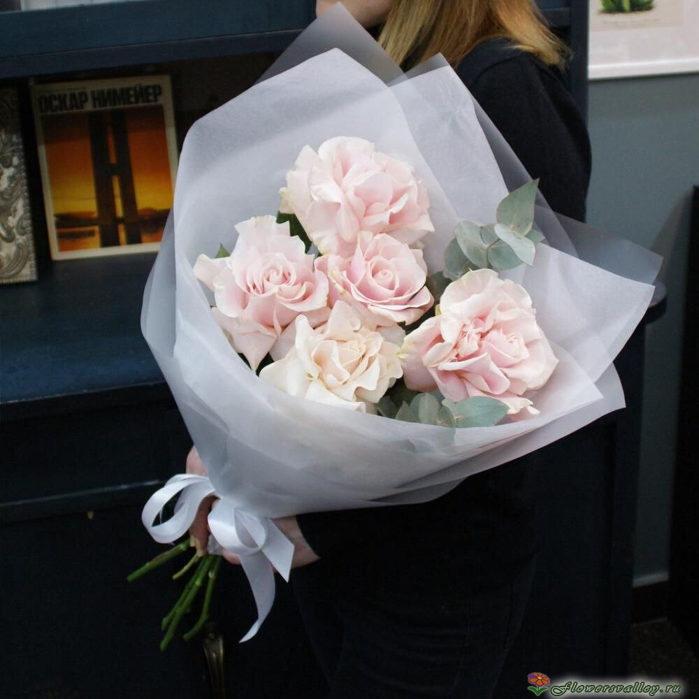 Французские розовые розы с эвкалиптом
