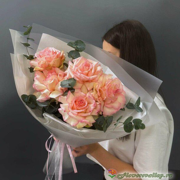 Французские розовые розы с эвкалиптом