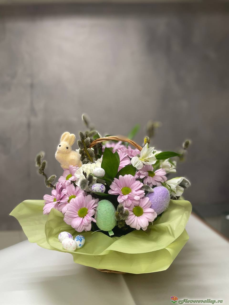 хризантема ромашковая, рускус, альстомерия верба, декораивные яйца, корзина, фигурка зайца