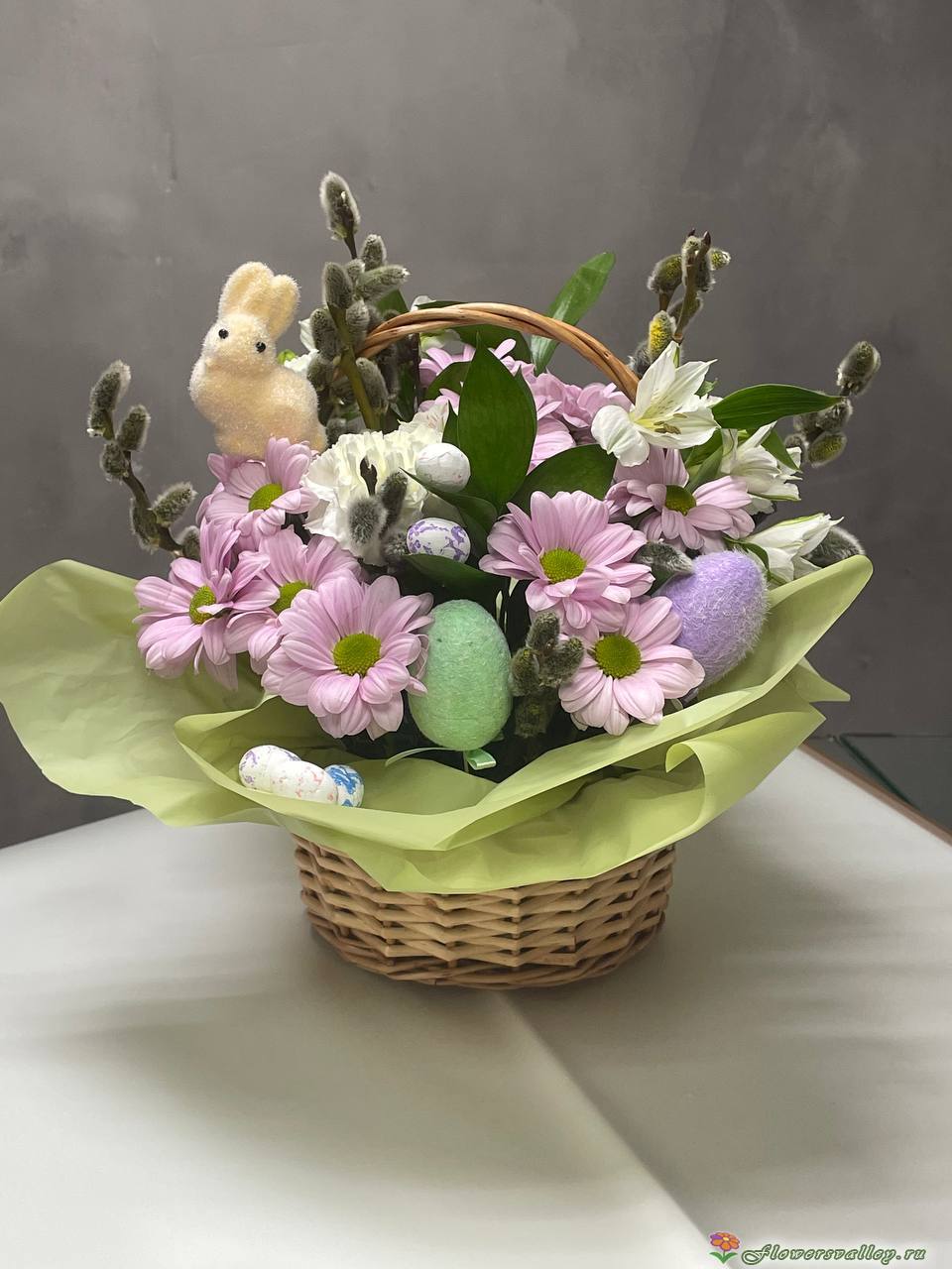 хризантема ромашковая, рускус, альстомерия верба, декораивные яйца, корзина, фигурка зайца
