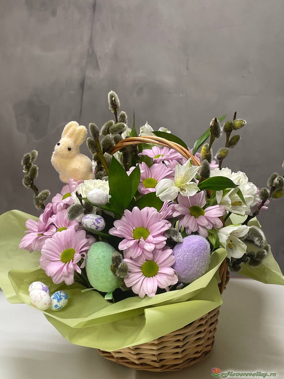 хризантема ромашковая, рускус, альстомерия верба, декораивные яйца, корзина, фигурка зайца