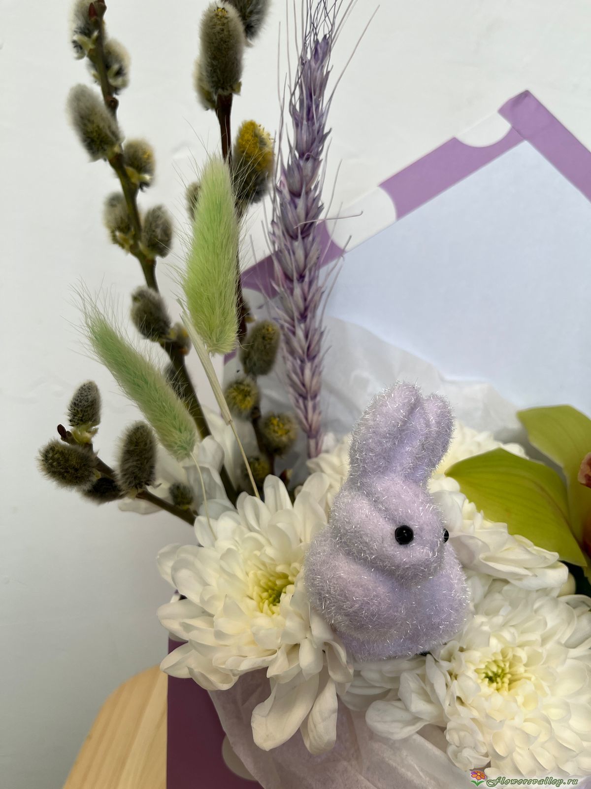 орхидея, хризантема кустовая, колоски пшеницы, сухоцветы, верба, гиперикум, фигурка зайца