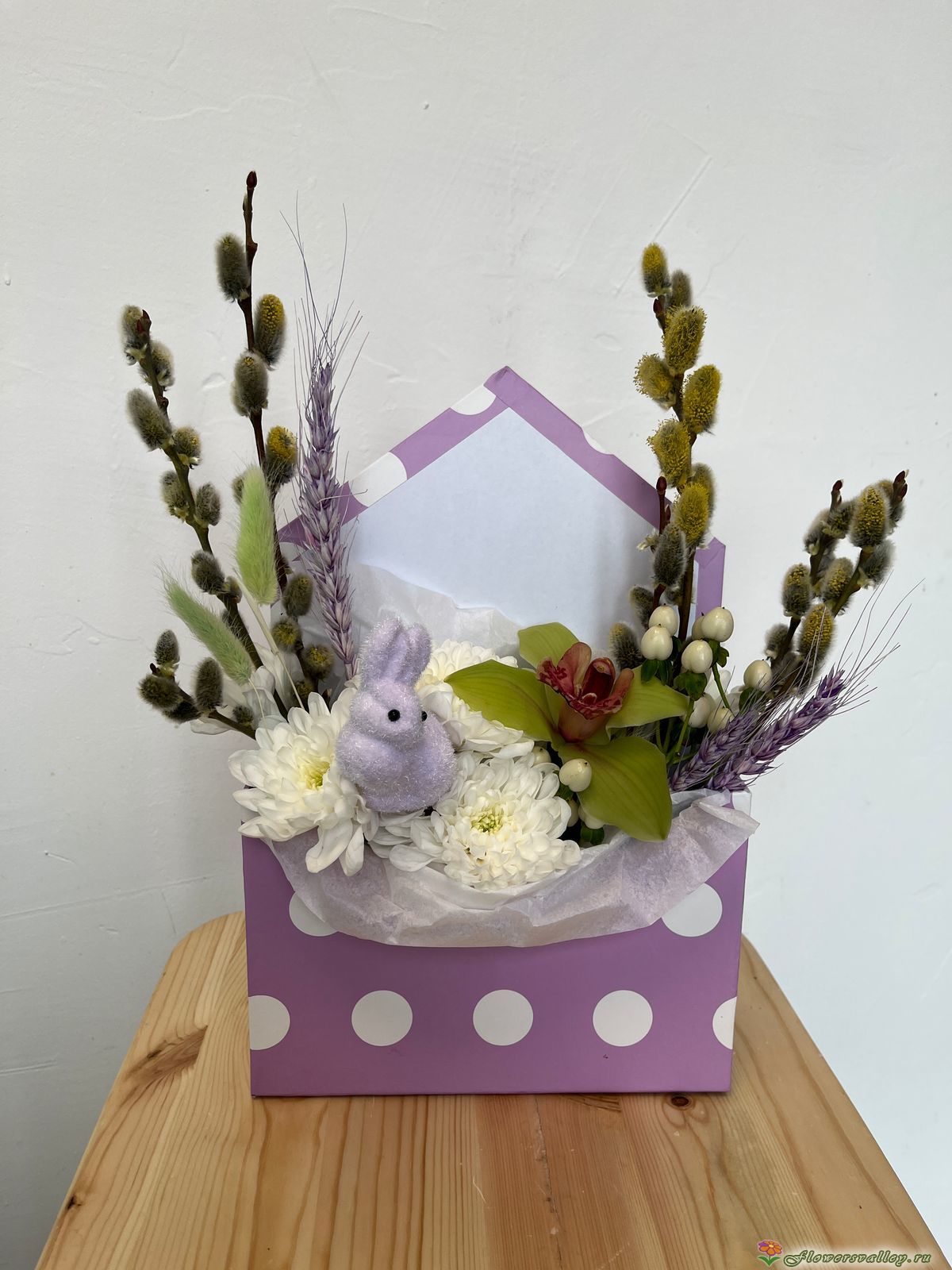 орхидея, хризантема кустовая, колоски пшеницы, сухоцветы, верба, гиперикум, фигурка зайца