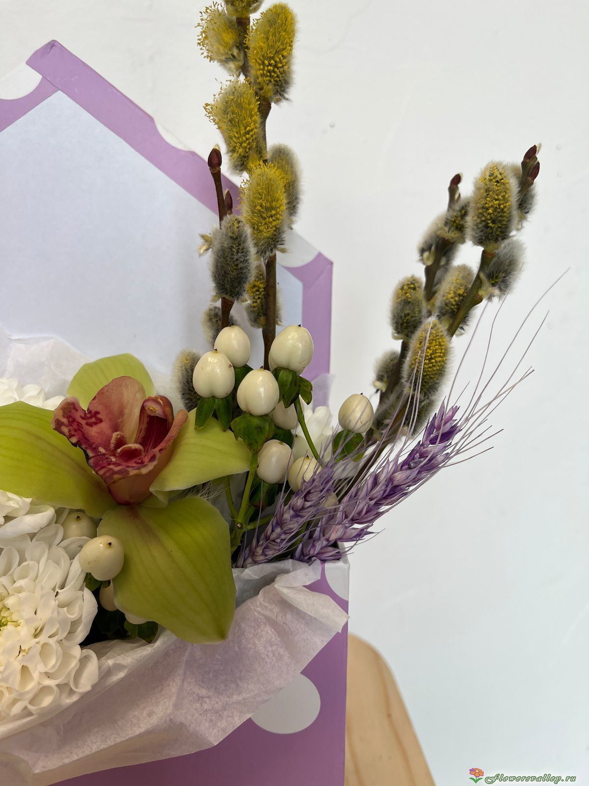 орхидея, хризантема кустовая, колоски пшеницы, сухоцветы, верба, гиперикум, фигурка зайца