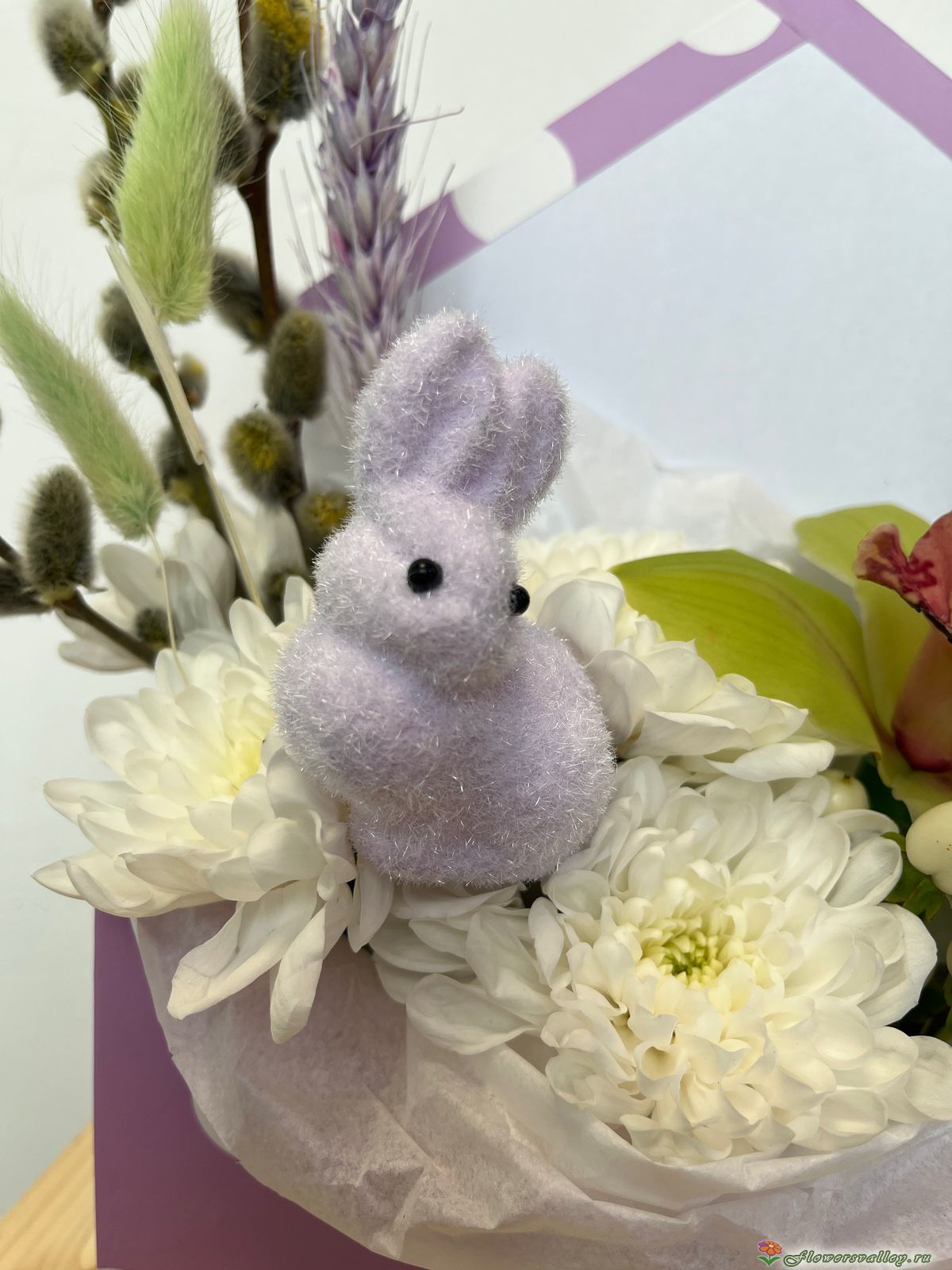 орхидея, хризантема кустовая, колоски пшеницы, сухоцветы, верба, гиперикум, фигурка зайца