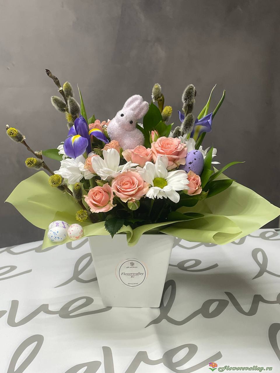 хризантема кустовая, ирисы, коза кустовая, рускус , яйца декоративные, верба. фигурка зайца