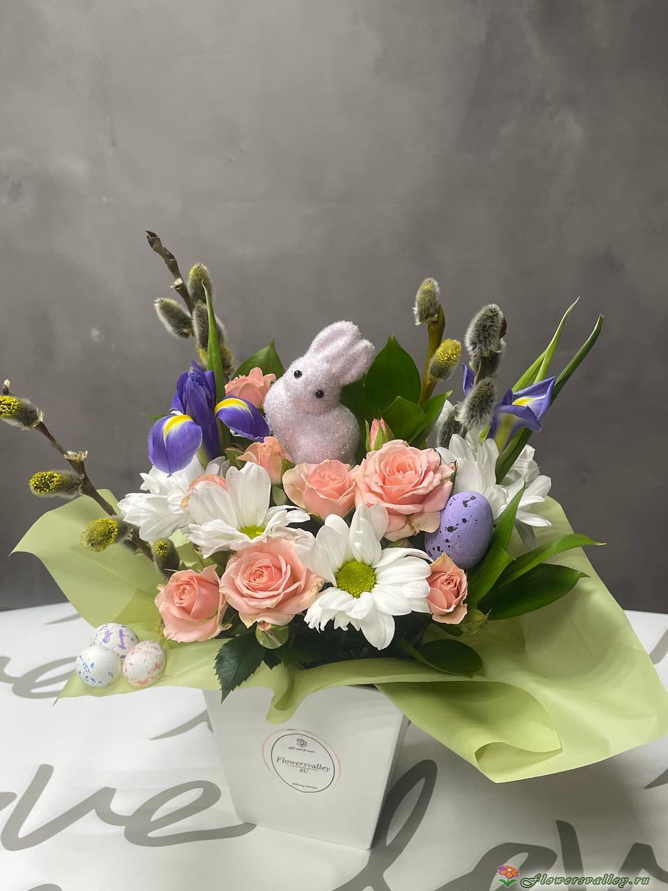 хризантема кустовая, ирисы, коза кустовая, рускус , яйца декоративные, верба. фигурка зайца