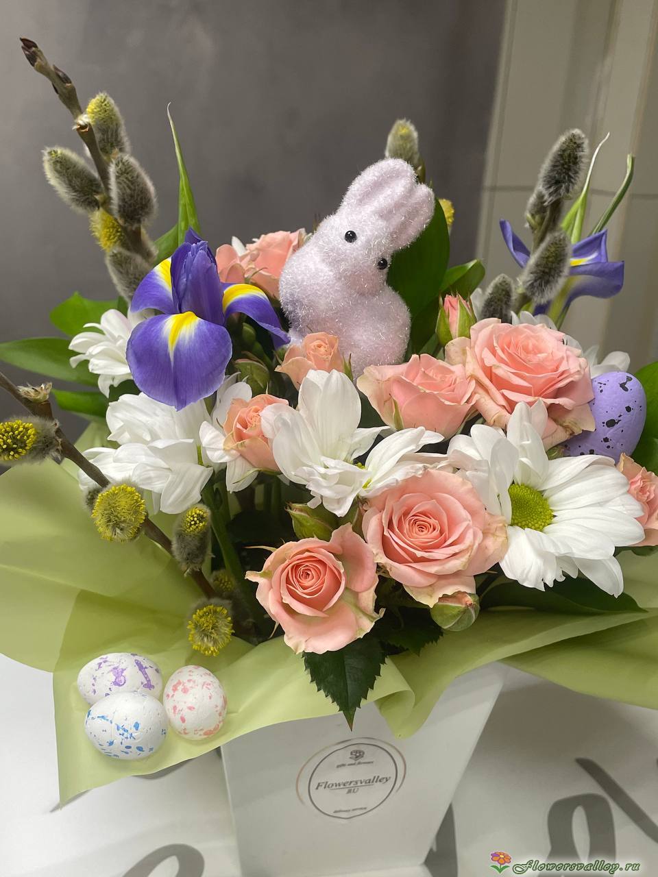 хризантема кустовая, ирисы, коза кустовая, рускус , яйца декоративные, верба. фигурка зайца