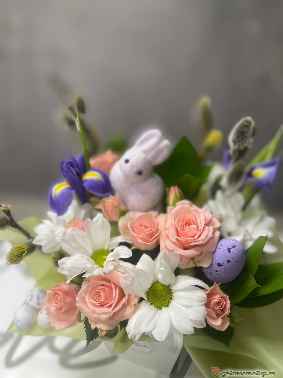 хризантема кустовая, ирисы, коза кустовая, рускус , яйца декоративные, верба. фигурка зайца