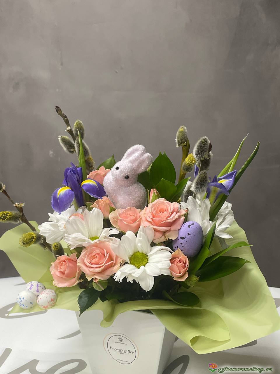 хризантема кустовая, ирисы, коза кустовая, рускус , яйца декоративные, верба. фигурка зайца