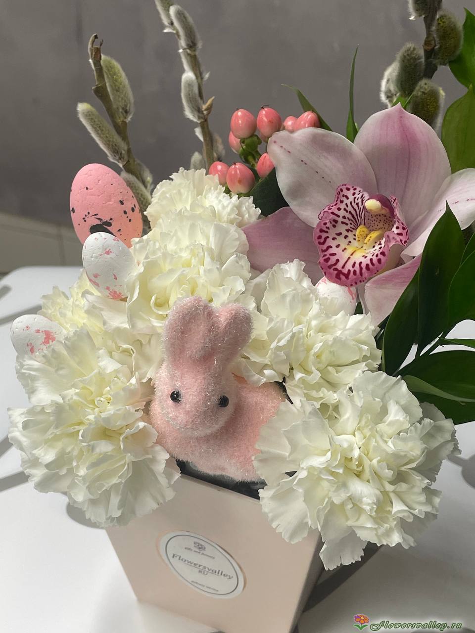 гвоздика,орхидея, рускус, гиперикум, яйца декоративные, фигурка зайца верба