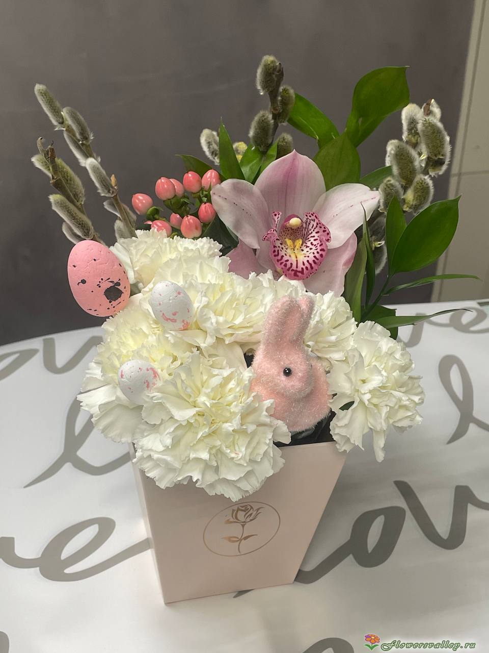 гвоздика,орхидея, рускус, гиперикум, яйца декоративные, фигурка зайца верба