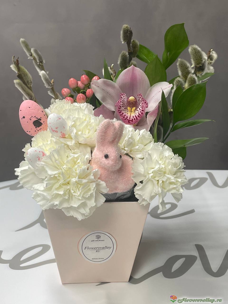 гвоздика,орхидея, рускус, гиперикум, яйца декоративные, фигурка зайца верба