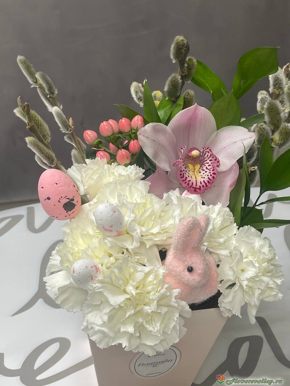 гвоздика,орхидея, рускус, гиперикум, яйца декоративные, фигурка зайца верба
