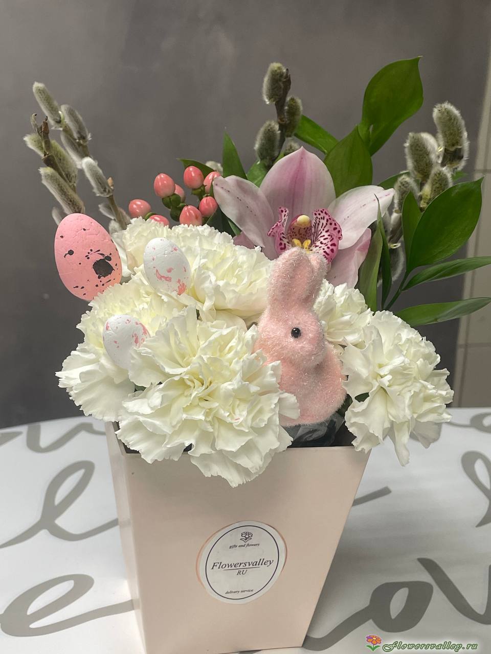 гвоздика,орхидея, рускус, гиперикум, яйца декоративные, фигурка зайца верба