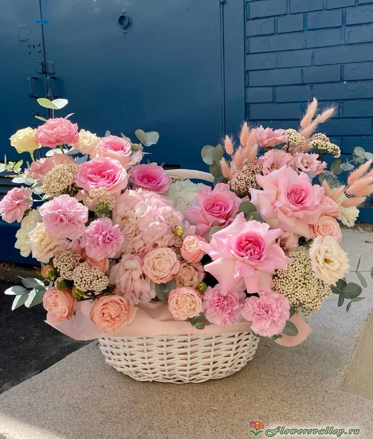 с гортензиями, пионовидной кустовой розой, эустомой 