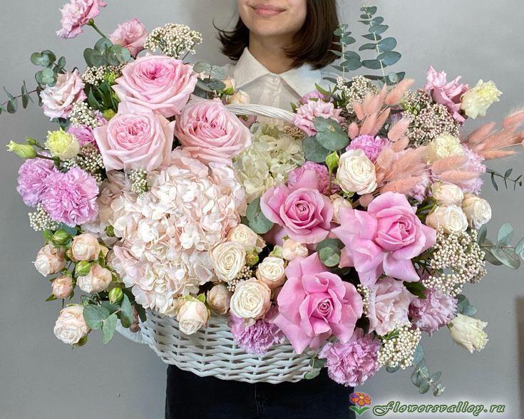 с гортензиями, пионовидной кустовой розой, эустомой 