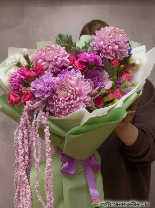 Букет с хризантемой бигуди  и брассикой