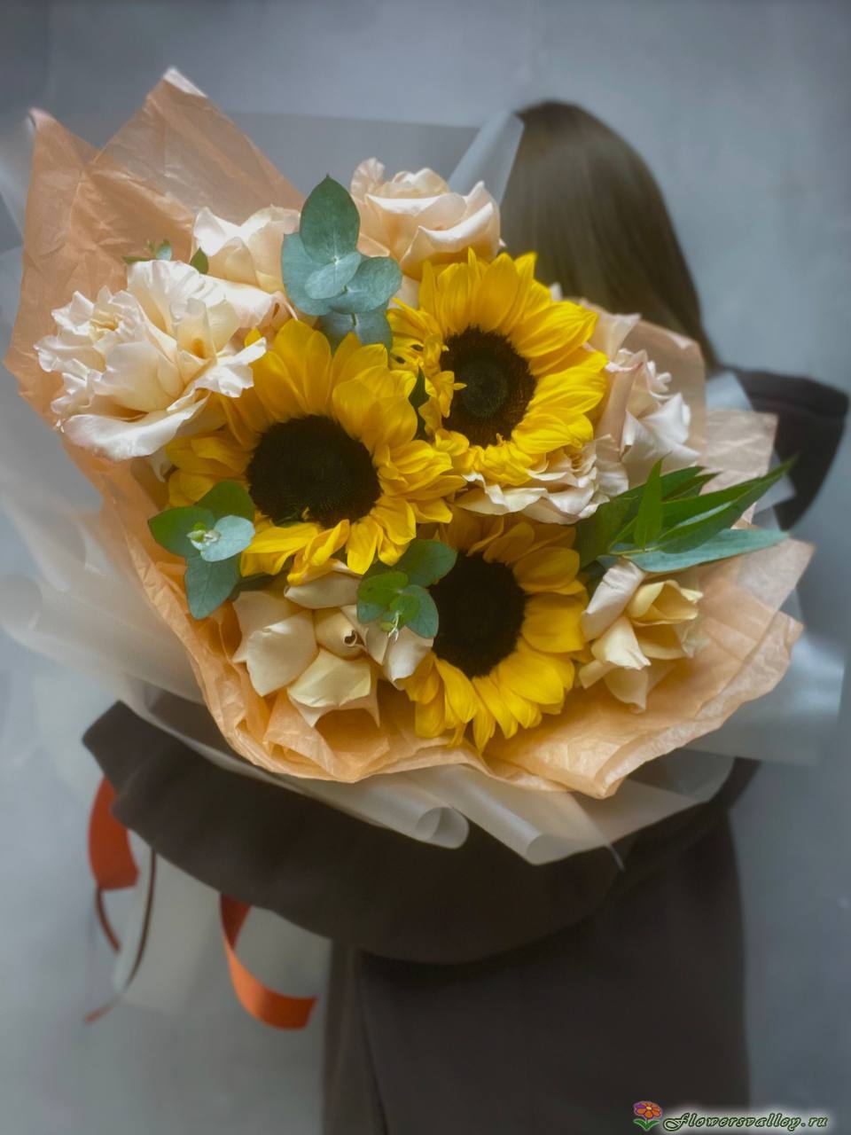 Букет с подсолнухами и французскими розами