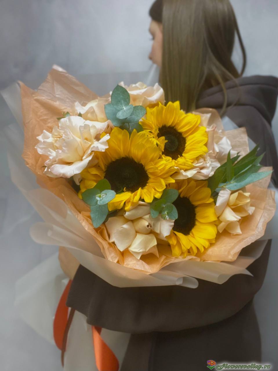 Букет с подсолнухами и французскими розами