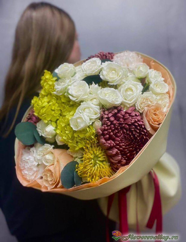 Букет с хризантемой бигуди и кустовыми розами