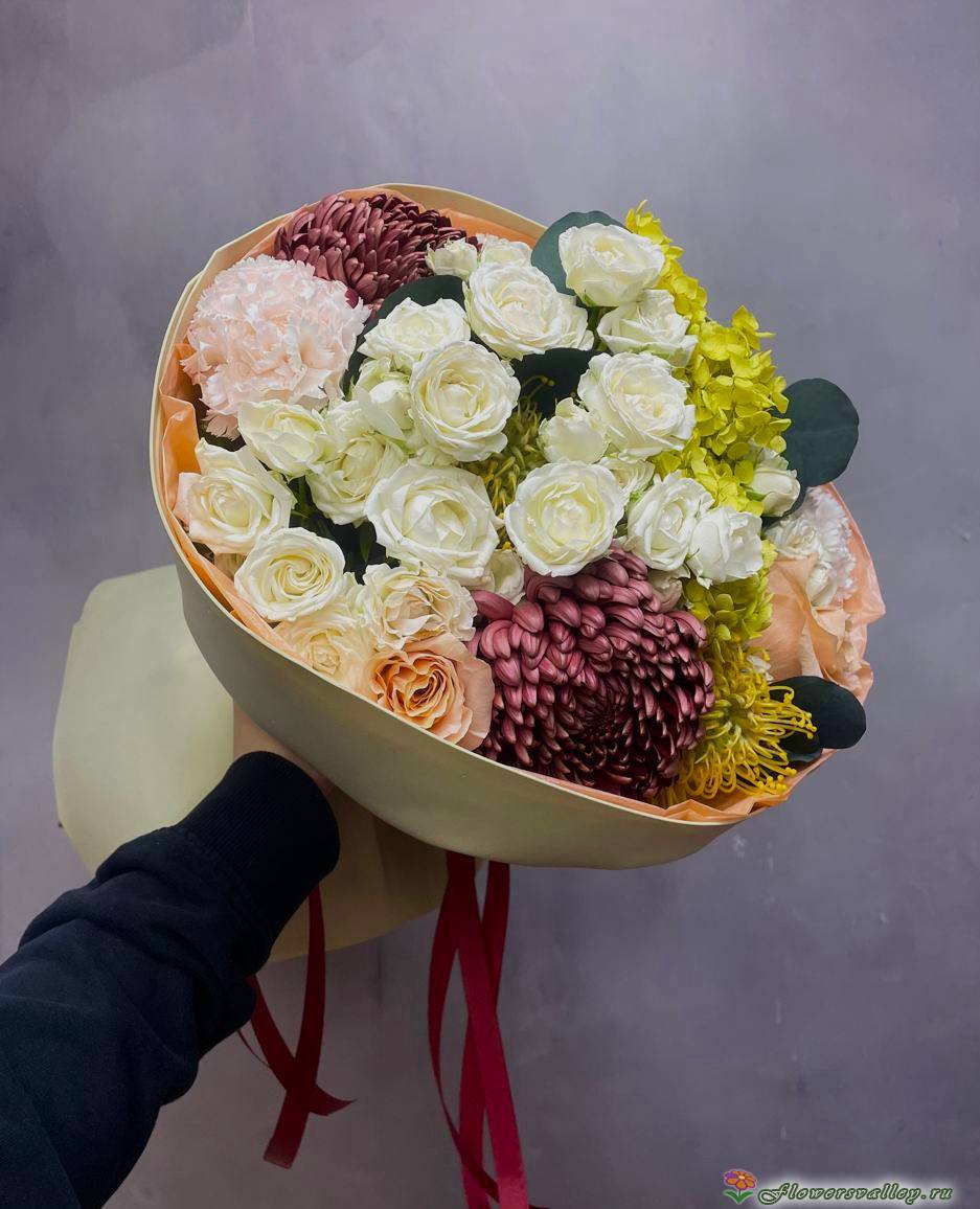 Букет с хризантемой бигуди и кустовыми розами