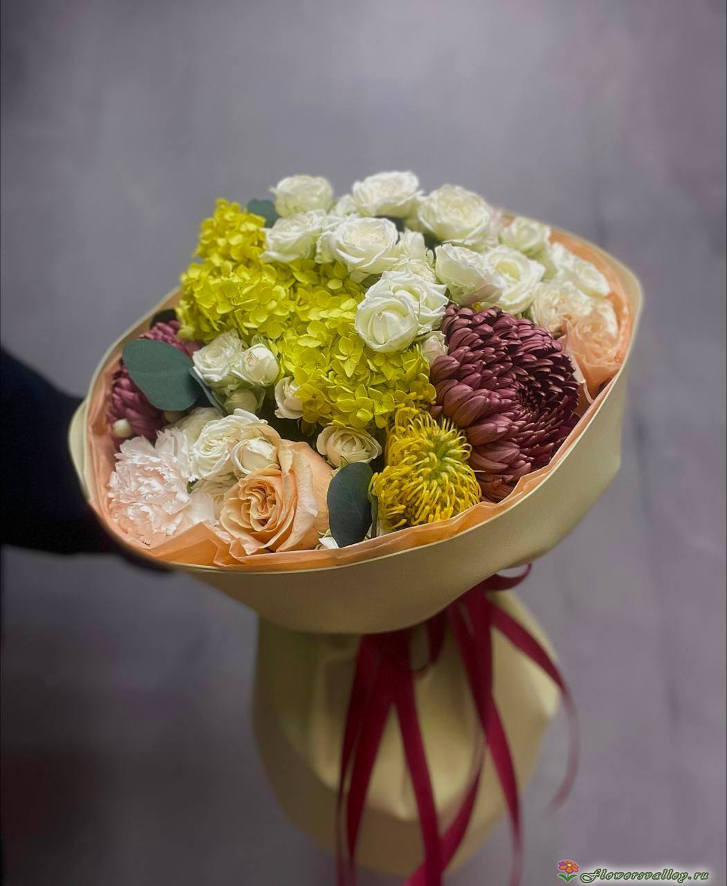 Букет с хризантемой бигуди и кустовыми розами