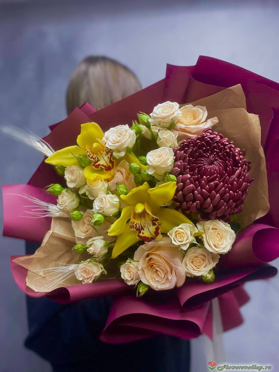 Этот утончённый букет сочетает элегантность хризантемы бигуди с изысканной грацией орхидеи, создавая