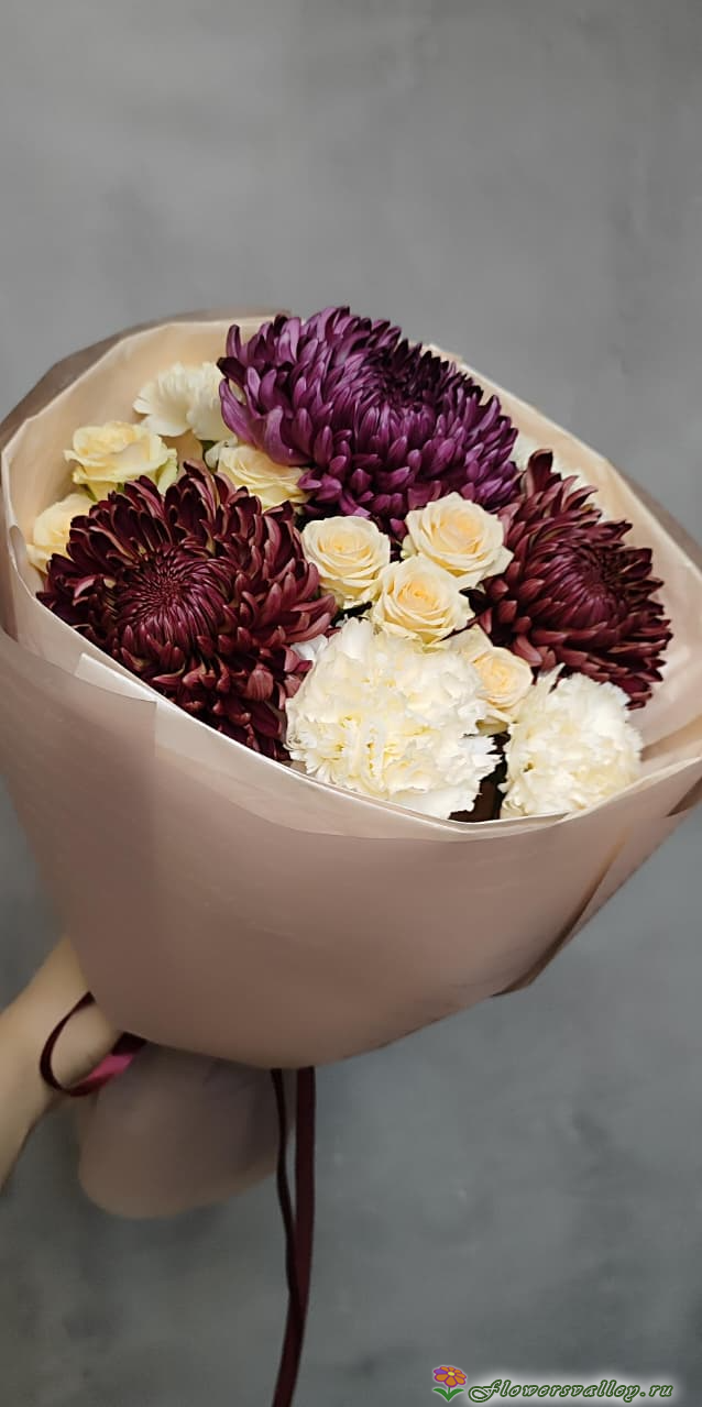 Букет с хризантемой и кустовой розой