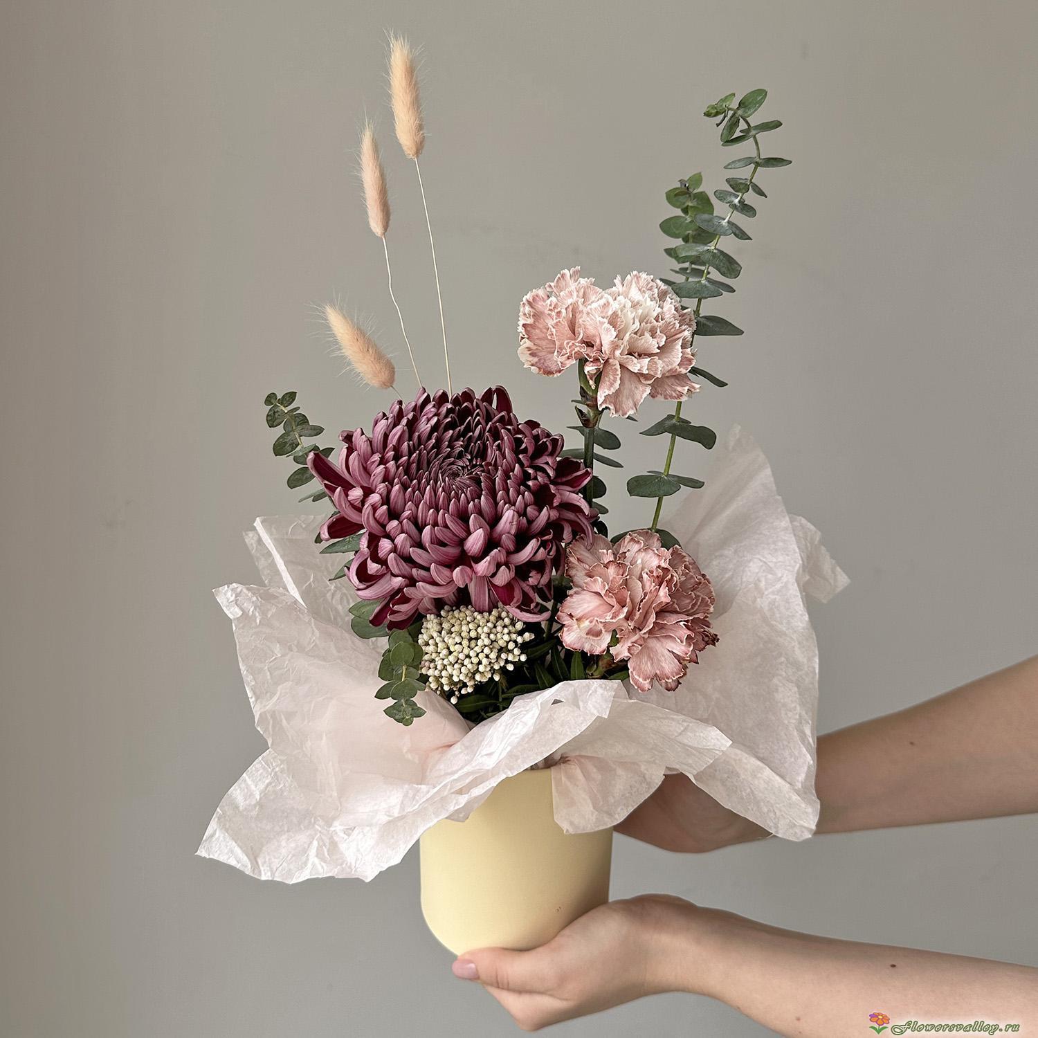 Композиция с хризантемой Бигуди