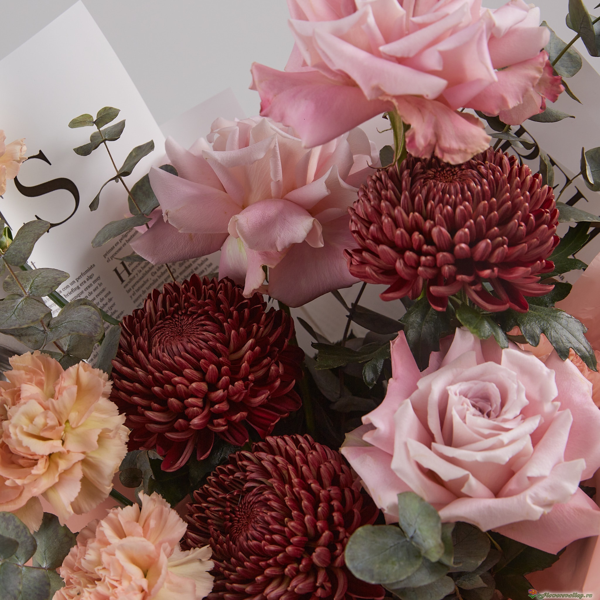 Букет с хризантемами бигуди, французской розой и диантусами