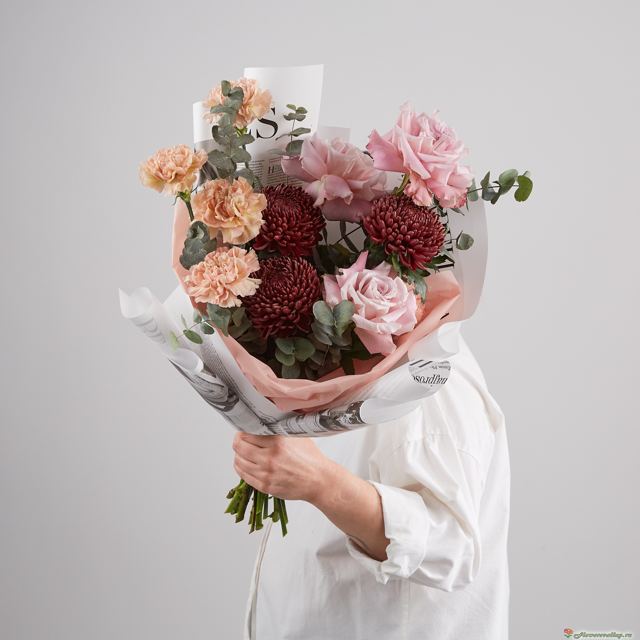 Букет с хризантемами бигуди, французской розой и диантусами