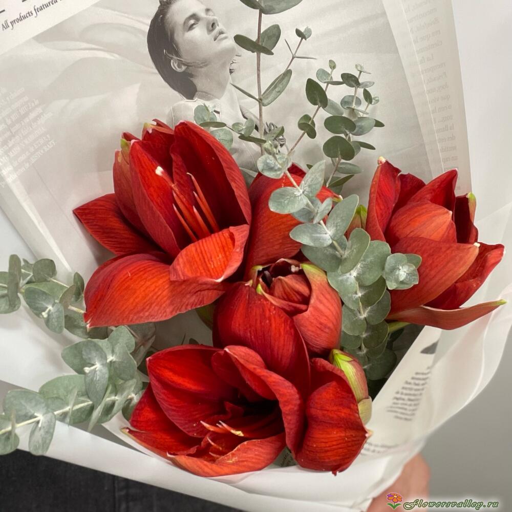 Букет с амариллисом и эвкалиптом