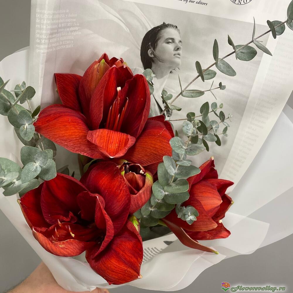 Букет с амариллисом и эвкалиптом