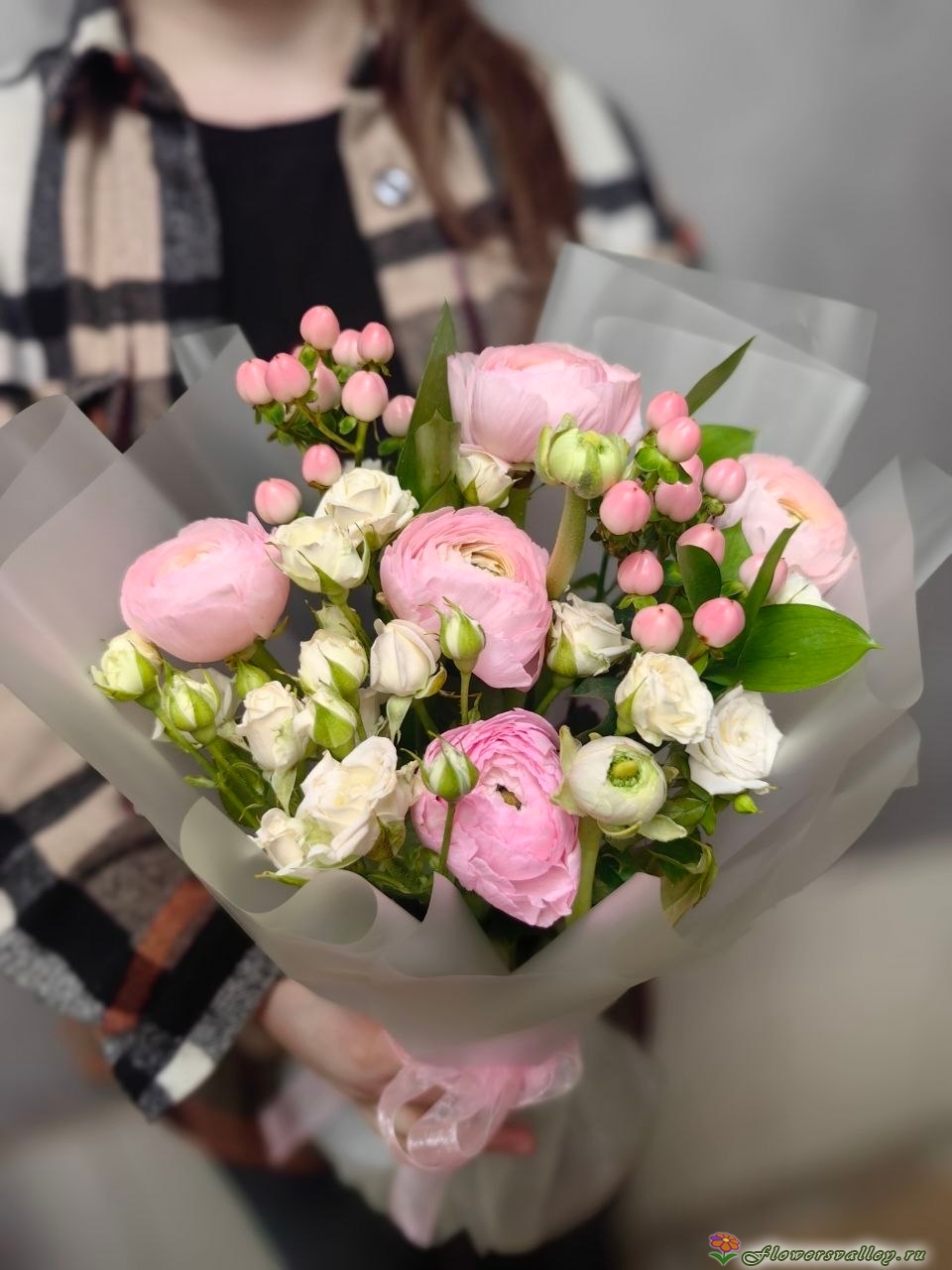 Букет с ранункулюсами и кустовой розой