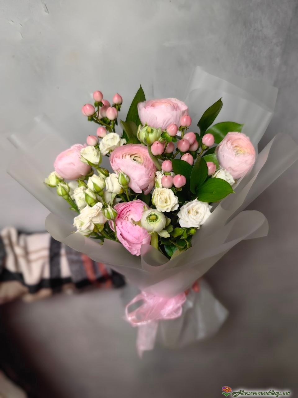 Букет с ранункулюсами и кустовой розой