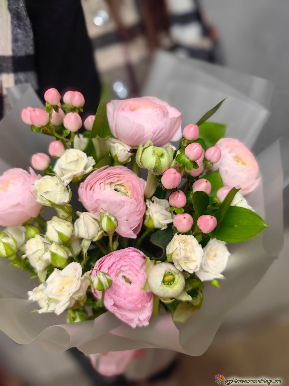 Букет с ранункулюсами и кустовой розой