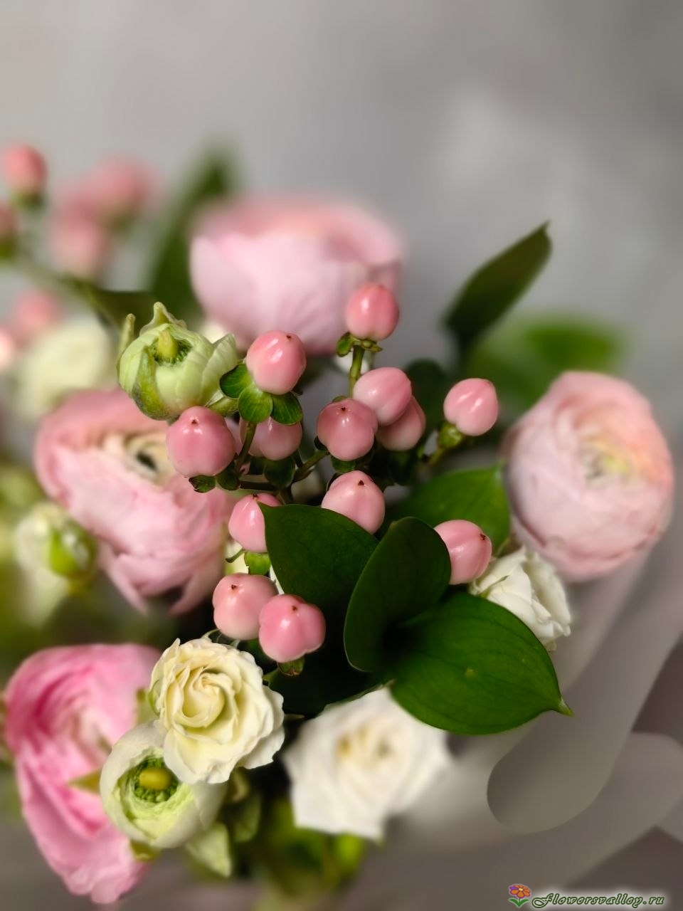 Букет с ранункулюсами и кустовой розой