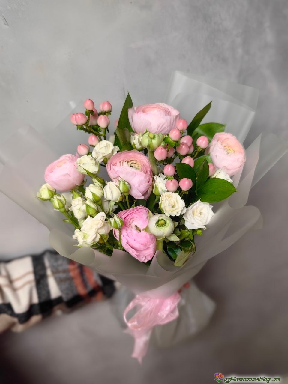 Букет с ранункулюсами и кустовой розой