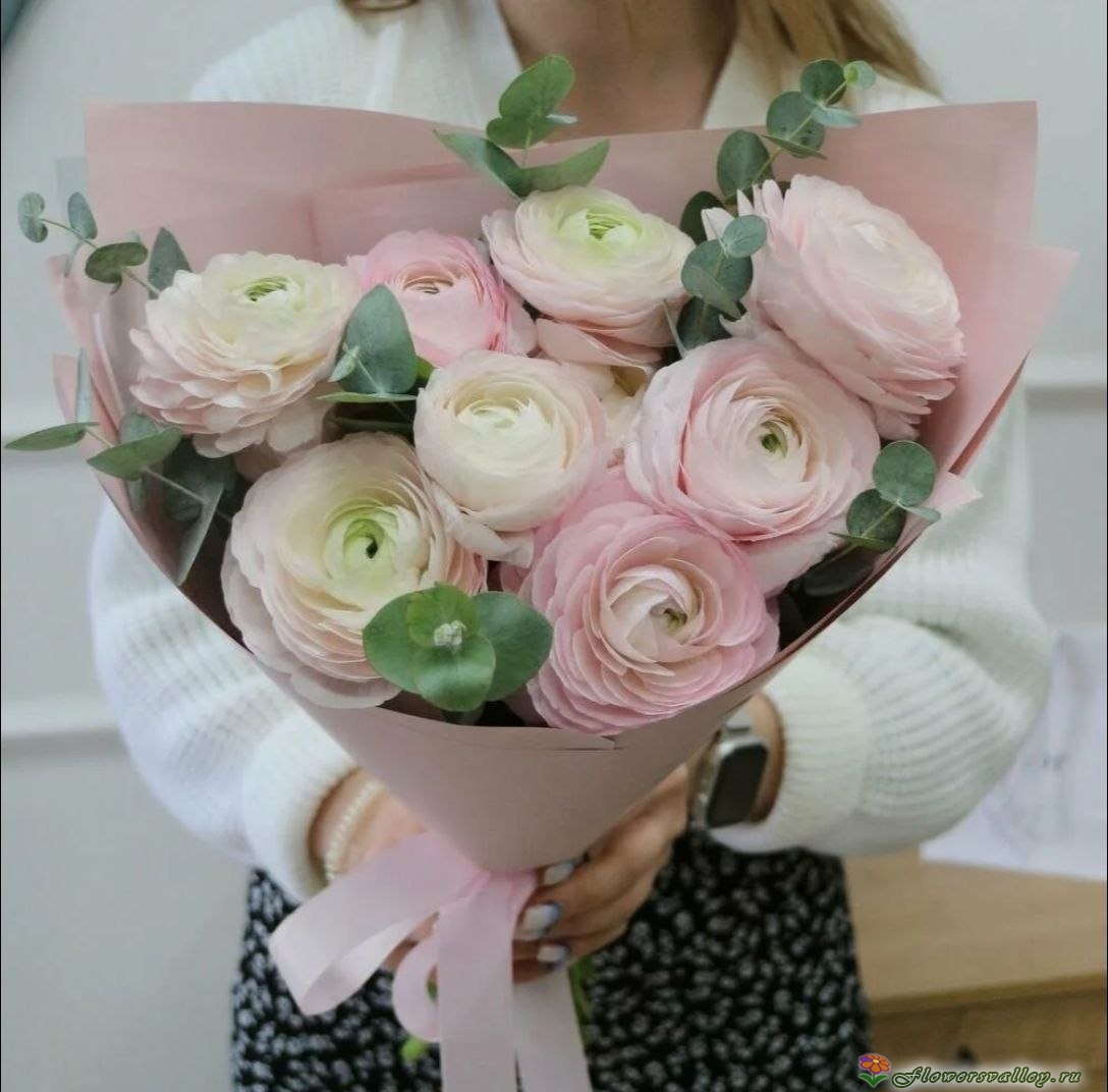 Букет ранункулюсов с эвкалиптом